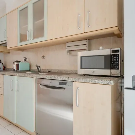 By Madeira 卡马拉-德洛布什